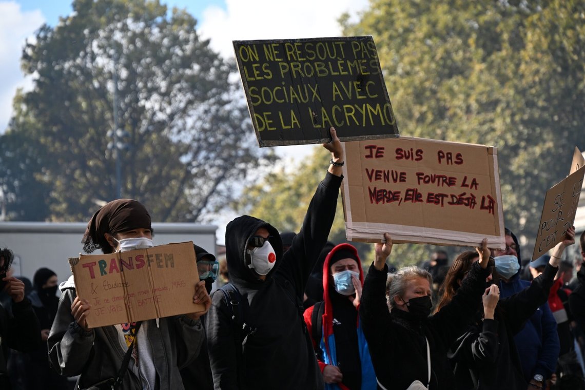 En demonstrant i Paris holder opp en plakat med teksten «man løser ikke sosiale problemer med tåregass». Demonstrantene virker å mene at voldelige angrep mot politiet og brenning av offentlige bygninger er løsningen. Foto: Emma Da Silva / AP / NTB En demonstrant i Paris holder opp en plakat med teksten «man løser ikke sosiale problemer med tåregass». Demonstrantene virker å mene at voldelige angrep mot politiet og brenning av offentlige bygninger er løsningen. Foto: Emma Da Silva / AP / NTB