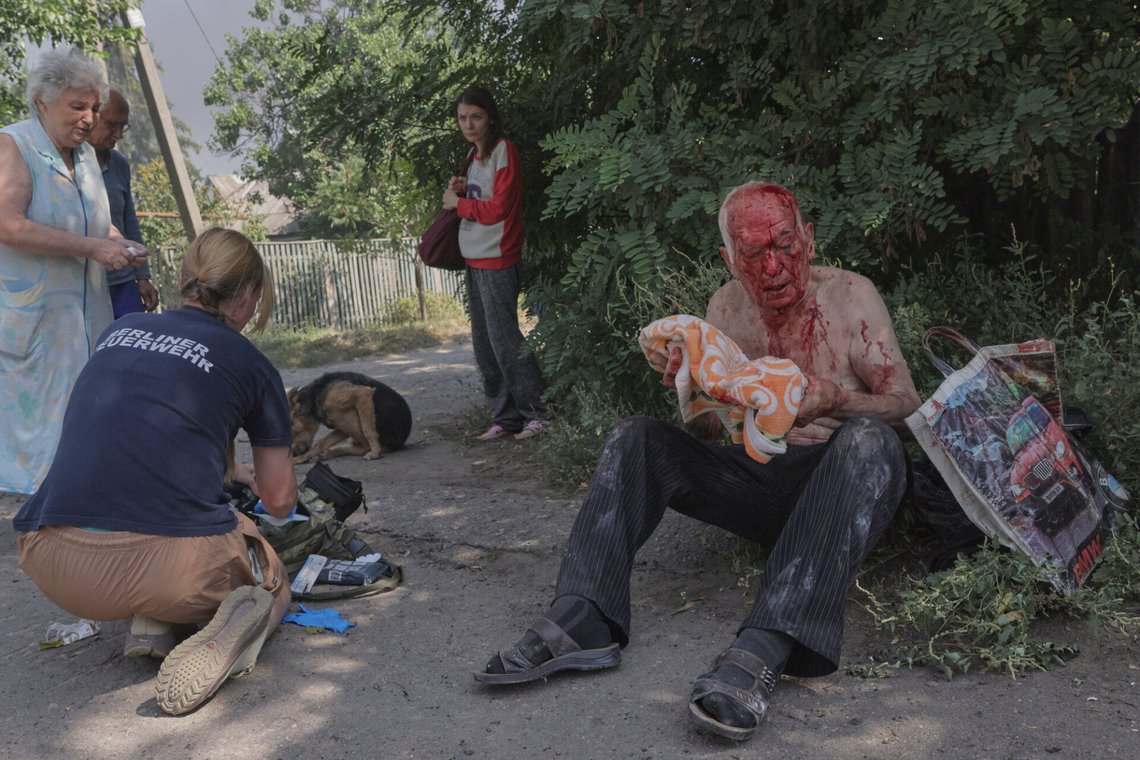 En eldre mann er såret etter et russiske luftangrep mot Kramatorsk i Donetsk-regionen. Russiske styrker står 10 km utenfor byen. Foto: Jevhen Titov / AP / NTB En eldre mann er såret etter et russiske luftangrep mot Kramatorsk i Donetsk-regionen. Russiske styrker står 10 km utenfor byen. Foto: Jevhen Titov / AP / NTB