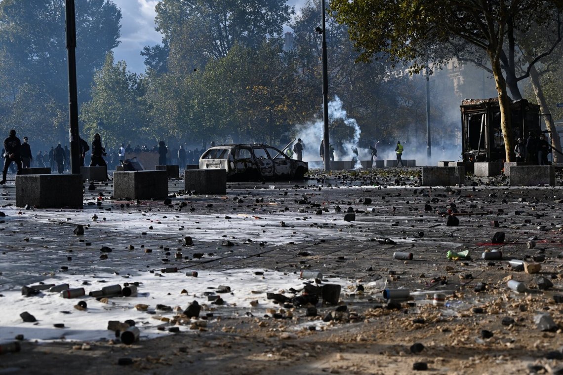 Lyon sentrum så ut som en krigssone etter nattens opptøyer. Samtidig er det voldelige opptøyer også i andre europeiske land, som Belgia, Italia og Albania. Den europeiske borgerkrigen er en realitet. Foto: Laurent Cipriani / AP / NTB Lyon sentrum så ut som en krigssone etter nattens opptøyer. Samtidig er det voldelige opptøyer også i andre europeiske land, som Belgia, Italia og Albania. Den europeiske borgerkrigen er en realitet. Foto: Laurent Cipriani / AP / NTB