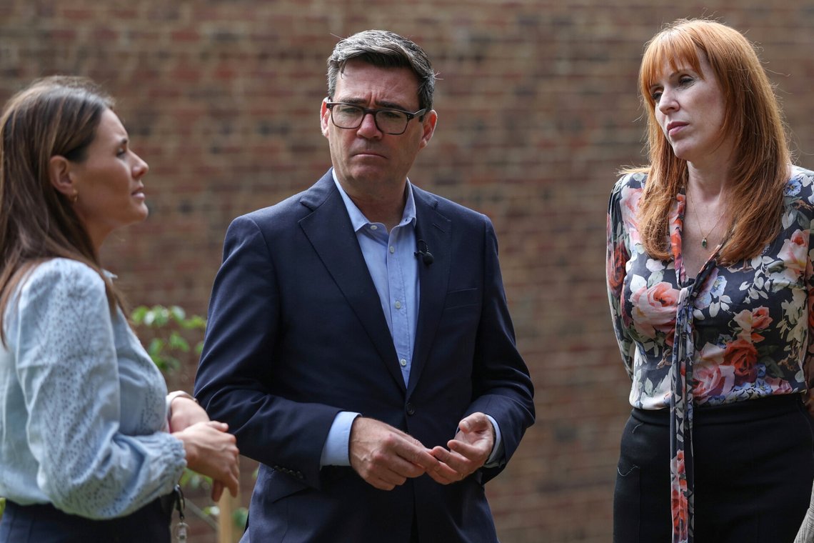 Statsminister Andy Burnham og boligminister Angela Rayner forsøker å opptre som en moderne utgave av Robin Hood, ved å stjele fra britiske skattebetalere og gi til innvandrere som ikke jobber. Bildet viser raderparet i samtale med en representant for Changing Lives, som arbeider for hjemløse i Newcastle. Foto: Scott Heppell /Pool Photo via AP/ NTB Statsminister Andy Burnham og boligminister Angela Rayner forsøker å opptre som en moderne utgave av Robin Hood, ved å stjele fra britiske skattebetalere og gi til innvandrere som ikke jobber. Bildet viser raderparet i samtale med en representant for Changing Lives, som arbeider for hjemløse i Newcastle. Foto: Scott Heppell /Pool Photo via AP/ NTB