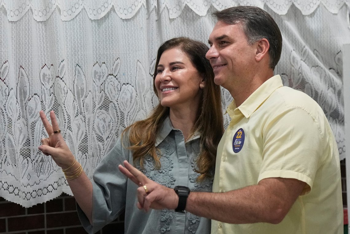 Opposition presidential candidate Sen. Flavio Bolsonaro and his wife Fernanda Bolsonaro give a thumbs during the runoff presidential election in Rio de Janeiro, Sunday, Oct. 25, 2026. (AP Photo/Silvia Izquierdo) Opposition presidential candidate Sen. Flavio Bolsonaro and his wife Fernanda Bolsonaro give a thumbs during the runoff presidential election in Rio de Janeiro, Sunday, Oct. 25, 2026. (AP Photo/Silvia Izquierdo)