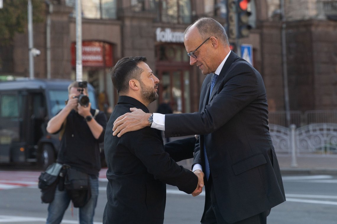 Forbundskansler Friedrich Merz og Ukrainas president Volodymyr Zelenskyy deltar på et tysk-ukrainsk næringslivsforum i Kiev søndag. Det er nok godt for Merz å få en pust i bakken fra kaoset i innenrikspolitikken. Foto: AP /Dan Bashakov/ NTB Forbundskansler Friedrich Merz og Ukrainas president Volodymyr Zelenskyy deltar på et tysk-ukrainsk næringslivsforum i Kiev søndag. Det er nok godt for Merz å få en pust i bakken fra kaoset i innenrikspolitikken. Foto: AP /Dan Bashakov/ NTB