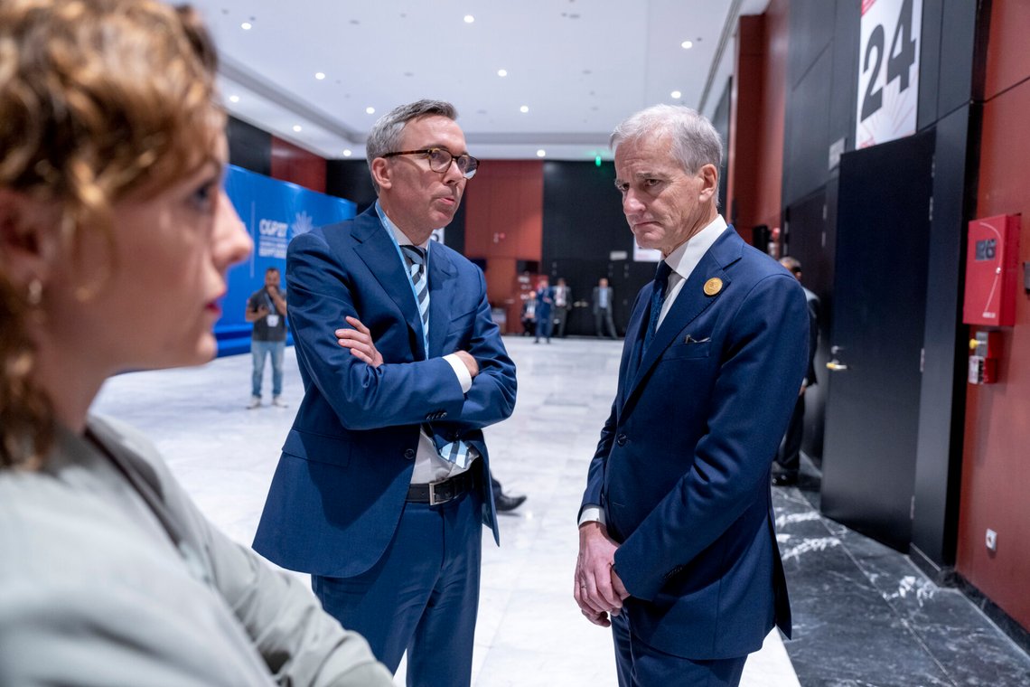 Administrerende direktør Terje Pilskog sammen med statsminister Jonas Gahr Støre på klimatoppmøtet COP27 i Sharm el Sheikh, Egypt i 2022.
Foto: Javad Parsa / NTB Administrerende direktør Terje Pilskog sammen med statsminister Jonas Gahr Støre på klimatoppmøtet COP27 i Sharm el Sheikh, Egypt i 2022.
Foto: Javad Parsa / NTB