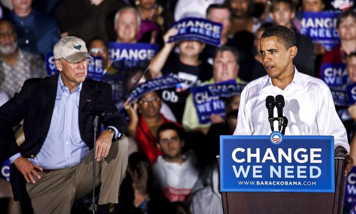 Den Demokratiske presidentkandidaten Barack Obama (til høyre) taler til sine tilhengere mens visepresidentkandidat Biden ser på under et valgmøte 27. september 2008 i Fredericksburg, Virginia. Foto: Shutterstock. Den Demokratiske presidentkandidaten Barack Obama (til høyre) taler til sine tilhengere mens visepresidentkandidat Biden ser på under et valgmøte 27. september 2008 i Fredericksburg, Virginia. Foto: Shutterstock.