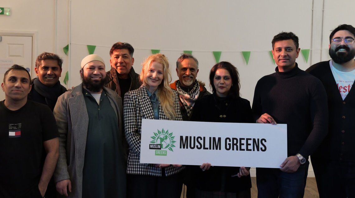 Representanter fra Muslim Greens hygger seg med Hannah Spencer, nyvalgt parlamentsmedlem for De Grønne etter hennes seier i suppleringsvalget i Gorton og Denton i februar. Foto: AP /Jon Super/ NTB Representanter fra Muslim Greens hygger seg med Hannah Spencer, nyvalgt parlamentsmedlem for De Grønne etter hennes seier i suppleringsvalget i Gorton og Denton i februar. Foto: AP /Jon Super/ NTB
