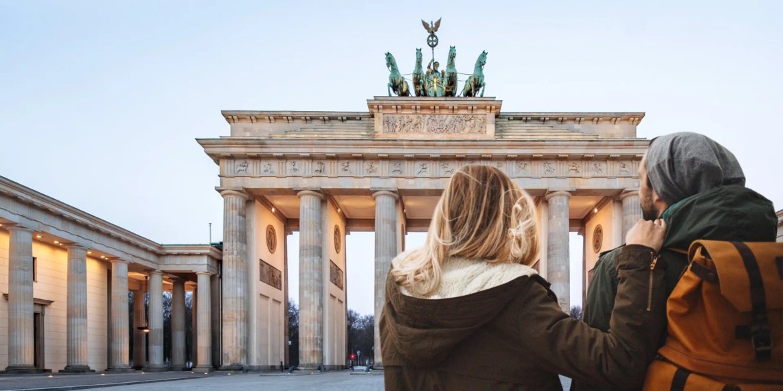 Branderburger Tor i Berlin er et symbol på både triumfer og tragedier. Men i dag står byporten på vidt gap, og hele Europa lider. Foto: VisitBerlin Branderburger Tor i Berlin er et symbol på både triumfer og tragedier. Men i dag står byporten på vidt gap, og hele Europa lider. Foto: VisitBerlin