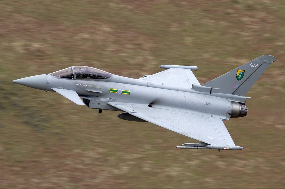 RAF kampfly av typen Eurofighter EF-2000 Typhoon F2. Foto: Chris Lofting / Airliners.net / Wikimedia RAF kampfly av typen Eurofighter EF-2000 Typhoon F2. Foto: Chris Lofting / Airliners.net / Wikimedia