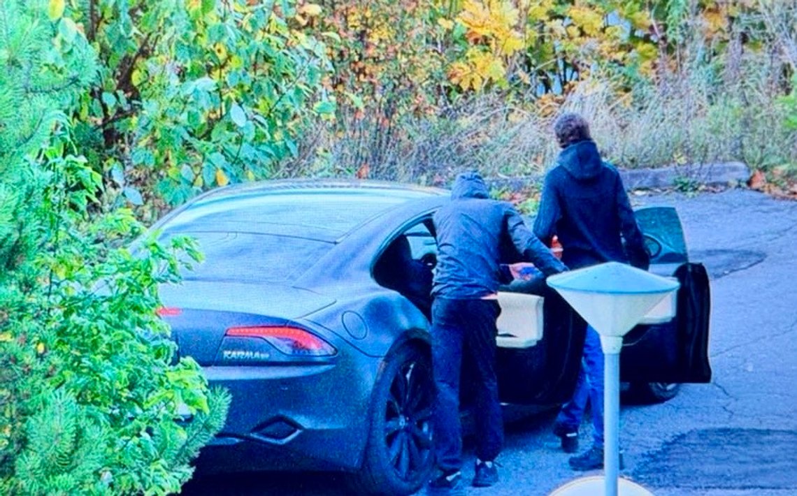 Ranerne- og voldsmennene fyller fluktbilen med ransutbytte etter hjemmeranet på Ullern i Oslo, 5. oktober 2026.
Foto: Privat Ranerne- og voldsmennene fyller fluktbilen med ransutbytte etter hjemmeranet på Ullern i Oslo, 5. oktober 2026.
Foto: Privat