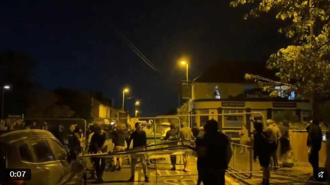 Demonstranter forsøkte å blokkere veier i Gosport for å forhinde båtmigrantene ble sendt videre inn i landet. Stillbilde X/ T. Robinson Demonstranter forsøkte å blokkere veier i Gosport for å forhinde båtmigrantene ble sendt videre inn i landet. Stillbilde X/ T. Robinson