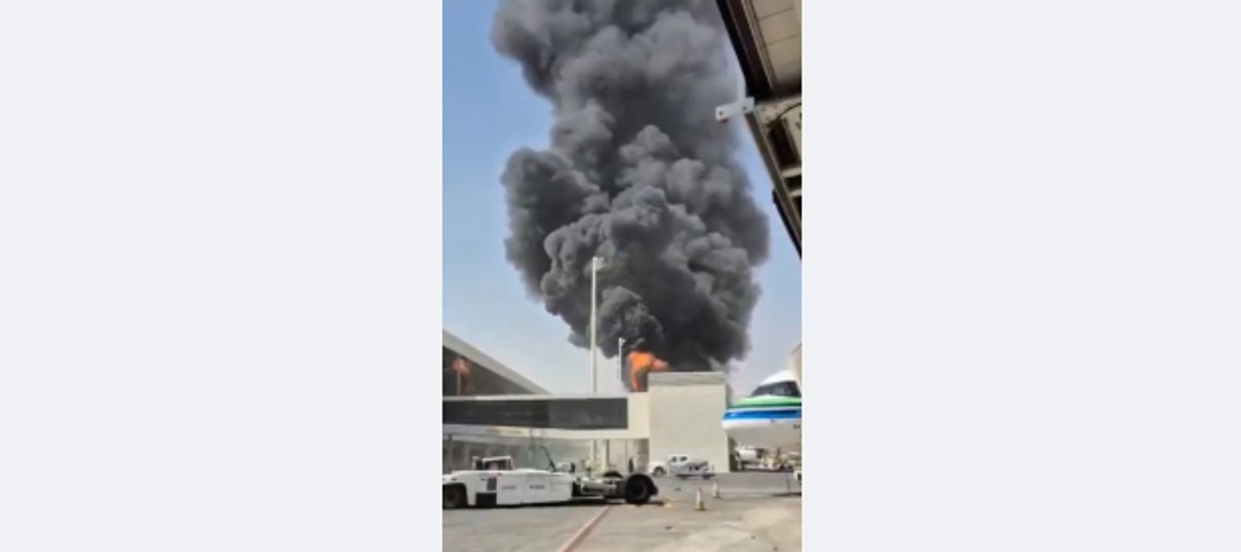 Dette stillbildet fra en video som er verifisert av nyhetsbyrået AP viser tykk røyk og flammer stige opp etter et angrep mot flyplassen i Riyadh torsdag. Lørdag ble flyplassen angrepet på nytt, og nok et angrep rammet flyplassen sent søndag kveld. Foto: UGC / AP / NTB Dette stillbildet fra en video som er verifisert av nyhetsbyrået AP viser tykk røyk og flammer stige opp etter et angrep mot flyplassen i Riyadh torsdag. Lørdag ble flyplassen angrepet på nytt, og nok et angrep rammet flyplassen sent søndag kveld. Foto: UGC / AP / NTB