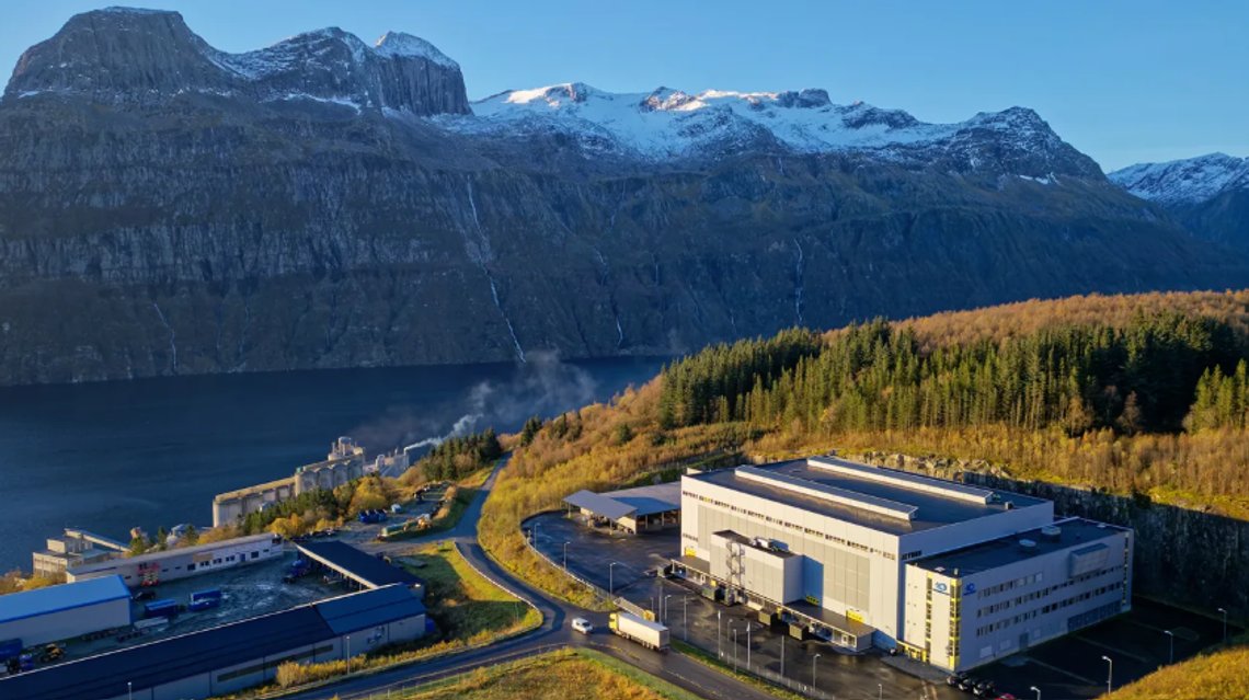 Nscale datasenter for utvikling av KI utnytter norsk vannkraft for en billig penge i Glomfjord, Meløy kommune, som ikke er rammet av energikrisen våre politikere innførte ved hjelp av strømkablene. Foto: Nscale Nscale datasenter for utvikling av KI utnytter norsk vannkraft for en billig penge i Glomfjord, Meløy kommune, som ikke er rammet av energikrisen våre politikere innførte ved hjelp av strømkablene. Foto: Nscale
