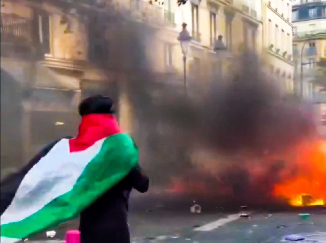 Palestinaflagg er en fremtredende ingrediens i de opptøyer som utvikler seg til vold. Videoklipp fra X Palestinaflagg er en fremtredende ingrediens i de opptøyer som utvikler seg til vold. Videoklipp fra X