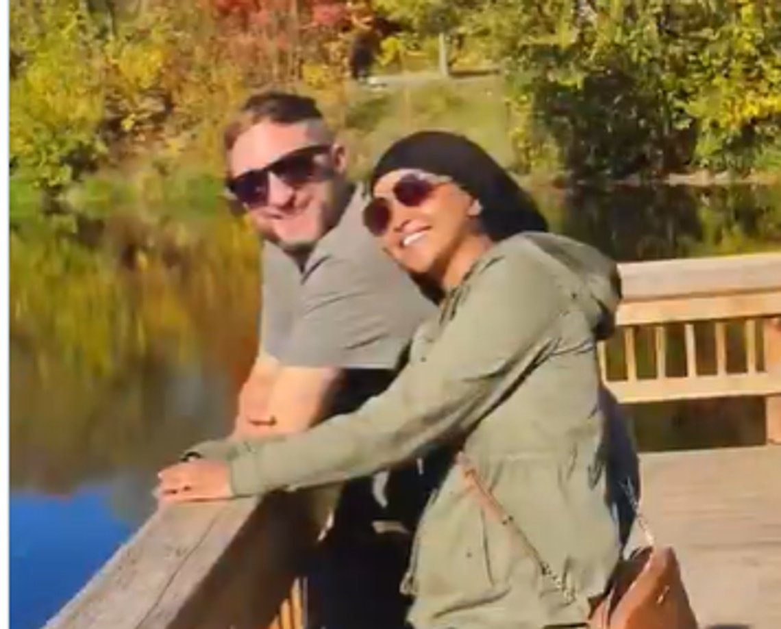 Ilhan Omar (D) og hennes ektemann Tim Mynett på tur ved en innsjø i Minnesota. Stillbilde X/ Omar Ilhan Omar (D) og hennes ektemann Tim Mynett på tur ved en innsjø i Minnesota. Stillbilde X/ Omar