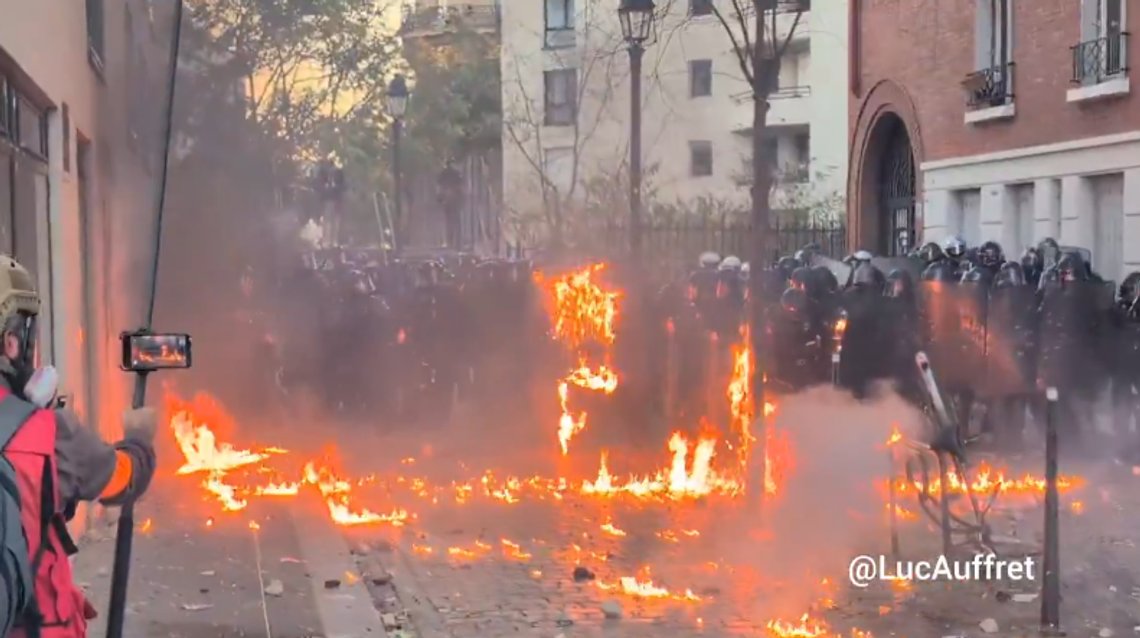 Også denne lørdagen brenner det i Paris' gater. Stillbilde video /X/ LucAuffret Også denne lørdagen brenner det i Paris' gater. Stillbilde video /X/ LucAuffret