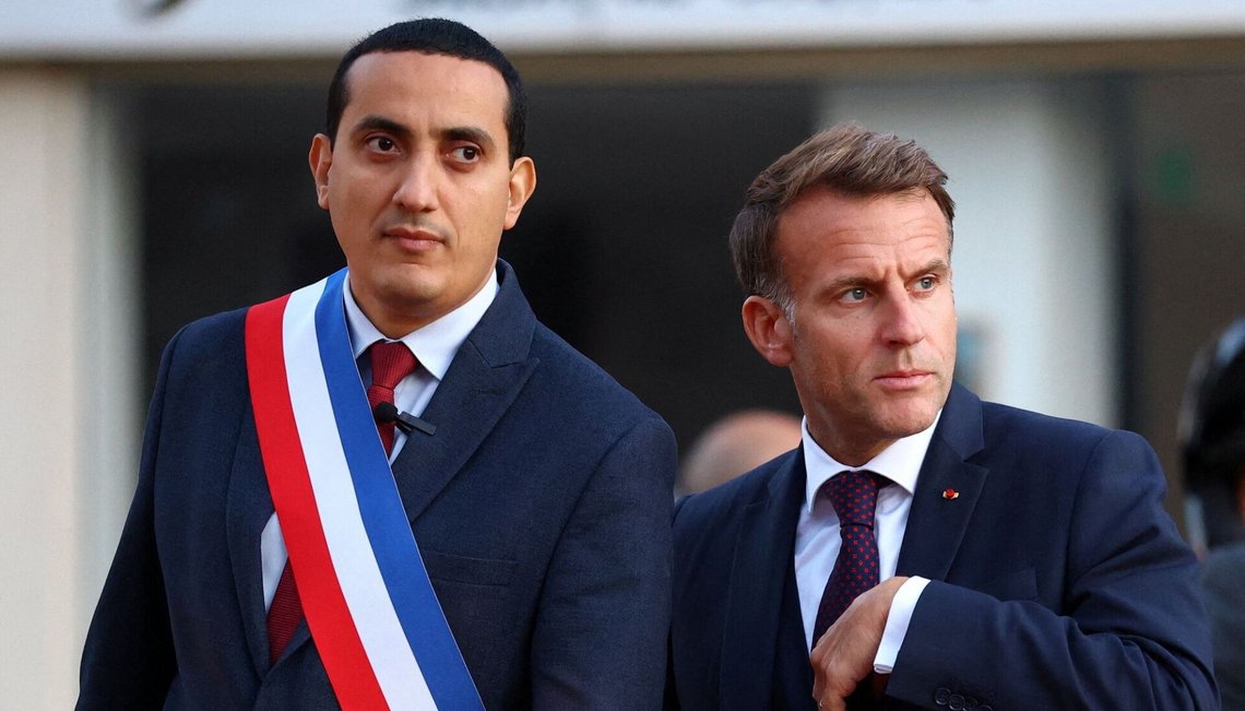Frankrikes president Emmanuel Macron og Trappes’ ordfører Ali Rabeh møtes i den franske kommunen etter terrorangrepet der den 23. oktober 2026. Foto: Hannah McKay / Pool via AFP / NTB. Frankrikes president Emmanuel Macron og Trappes’ ordfører Ali Rabeh møtes i den franske kommunen etter terrorangrepet der den 23. oktober 2026. Foto: Hannah McKay / Pool via AFP / NTB.