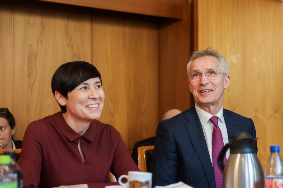 Drivstoffavgifts-kameratene: Finansminister Jens Stoltenberg (Ap) og Høyre-leder Ine Eriksen Søreide later som om de er politiske rivaler, men i praksis er de enige om det viktigste – også om at du skal flås for å berike deres oligark-klienter i inn- og utland. Foto: Amanda Pedersen Giske / NTB. Drivstoffavgifts-kameratene: Finansminister Jens Stoltenberg (Ap) og Høyre-leder Ine Eriksen Søreide later som om de er politiske rivaler, men i praksis er de enige om det viktigste – også om at du skal flås for å berike deres oligark-klienter i inn- og utland. Foto: Amanda Pedersen Giske / NTB.
