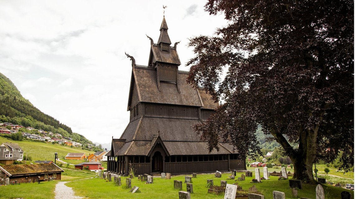 Hopperstad stasvkirke i Vik i Sogn, er regnet for å være ei av dei eldste stavkirkeene i Norge og ble trolig bygd rundt 1130. En av de åtte stavkirkene som er eid av Fortidsminneforeningen. Foto: Bente Haarstad. Hopperstad stasvkirke i Vik i Sogn, er regnet for å være ei av dei eldste stavkirkeene i Norge og ble trolig bygd rundt 1130. En av de åtte stavkirkene som er eid av Fortidsminneforeningen. Foto: Bente Haarstad.