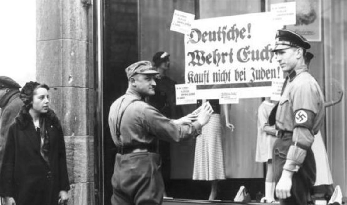 «Tyskere, gjør motstand, ikke kjøp fra jøder», forkynner en plakat som SA har klistret på utstillingsvinduet til en jødisk butikk i Berlin i 1933. Foto: Georg Pahl / Bundesarchiv / Wikimedia Commons (cc by-sa 3.0 de). «Tyskere, gjør motstand, ikke kjøp fra jøder», forkynner en plakat som SA har klistret på utstillingsvinduet til en jødisk butikk i Berlin i 1933. Foto: Georg Pahl / Bundesarchiv / Wikimedia Commons (cc by-sa 3.0 de).
