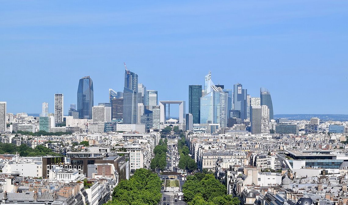 Utsikt til forretnings- og finansdistriktet Le Défense i Paris. Foto: Vincevinss / Wikimedia Commons (cc by 4.0). Utsikt til forretnings- og finansdistriktet Le Défense i Paris. Foto: Vincevinss / Wikimedia Commons (cc by 4.0).