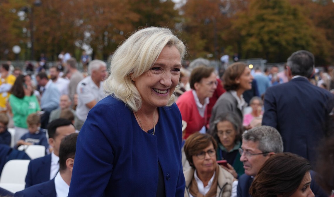 Marine Le Pen på Place de la Concorde i Paris før pave Leo XIVs messe der den 26. september 2026. Foto: Aurelien Morissard / AP / NTB. Marine Le Pen på Place de la Concorde i Paris før pave Leo XIVs messe der den 26. september 2026. Foto: Aurelien Morissard / AP / NTB.