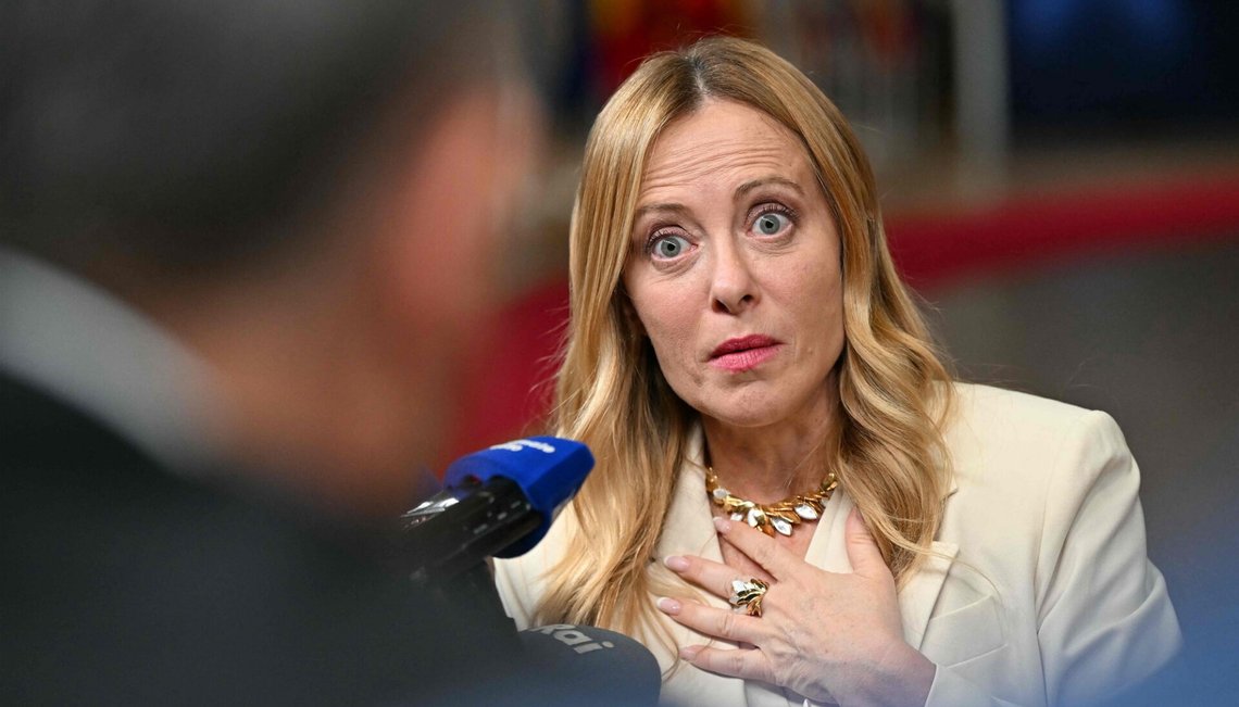 Lang dag på jobben: Italias statsminister Giorgia Meloni uttaler seg til mediene etter et EU-toppmøte i Brussel den 16. oktober 2026. Foto: Nicolas Tucat / AFP / NTB. Lang dag på jobben: Italias statsminister Giorgia Meloni uttaler seg til mediene etter et EU-toppmøte i Brussel den 16. oktober 2026. Foto: Nicolas Tucat / AFP / NTB.