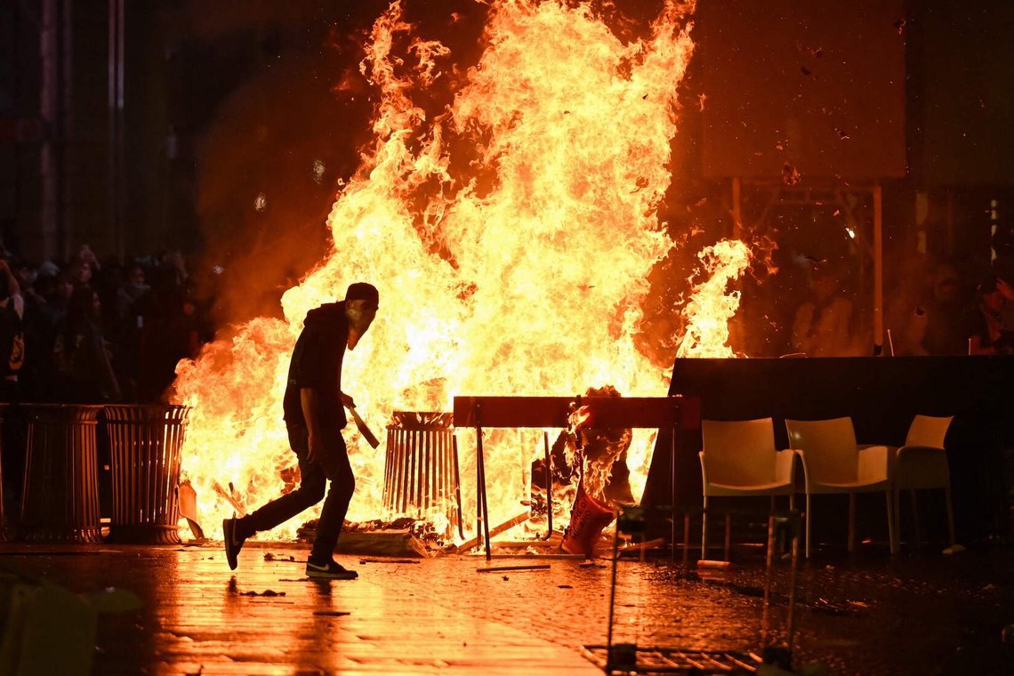 En barrikade blir satt i brann mens demonstranter støter mot politiet under en protest på domkirkeplassen i Milano den 17. oktober 2026. Foto: Piero Cruciatti / AFP / NTB. En barrikade blir satt i brann mens demonstranter støter mot politiet under en protest på domkirkeplassen i Milano den 17. oktober 2026. Foto: Piero Cruciatti / AFP / NTB.