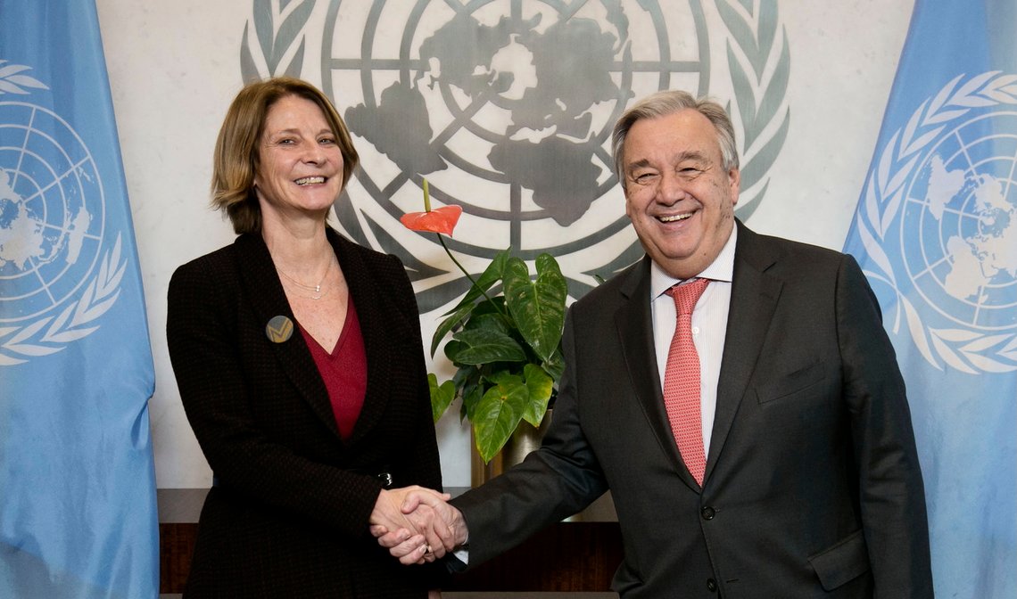 Mona Juul leverer formelt sine papirer til FNs generalsekretær Antonio Guterres idet hun tar fatt som Norges nye FN-ambassadør i New York den 14. januar 2019. Foto: Pontus Höök / NTB. Mona Juul leverer formelt sine papirer til FNs generalsekretær Antonio Guterres idet hun tar fatt som Norges nye FN-ambassadør i New York den 14. januar 2019. Foto: Pontus Höök / NTB.