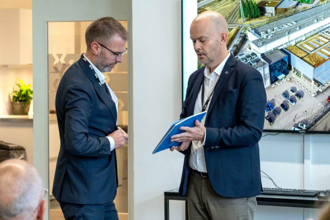 Direktør John-Eivind Velure overleverer årets Nkom ROS til digitaliserings- og forvaltningsminister Torgeir Micaelsen. (Foto: Nkom) Direktør John-Eivind Velure overleverer årets Nkom ROS til digitaliserings- og forvaltningsminister Torgeir Micaelsen. (Foto: Nkom)