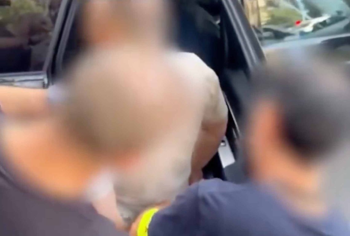 Her pågripes 44-åringen av spansk politi etter at det ble utstedt europeisk arrestordre fra Norge. (Stillbilde fra video: Mossos d'Esquadra via Métropoli/Instagram) Her pågripes 44-åringen av spansk politi etter at det ble utstedt europeisk arrestordre fra Norge. (Stillbilde fra video: Mossos d'Esquadra via Métropoli/Instagram)