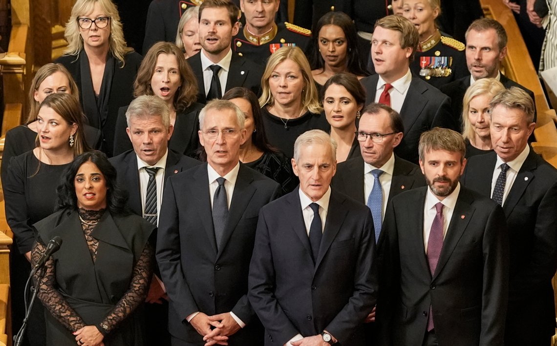 Regjeringen er tilstede under den høytidelige åpningen av det 171. storting, der kong Haakon VIII for første gang holder trontalen etter kong Harald Vs bortgang. Er nå egentlig denne gjengen oppgaven verdig? Foto: Terje Bendiksby / NTB. Regjeringen er tilstede under den høytidelige åpningen av det 171. storting, der kong Haakon VIII for første gang holder trontalen etter kong Harald Vs bortgang. Er nå egentlig denne gjengen oppgaven verdig? Foto: Terje Bendiksby / NTB.