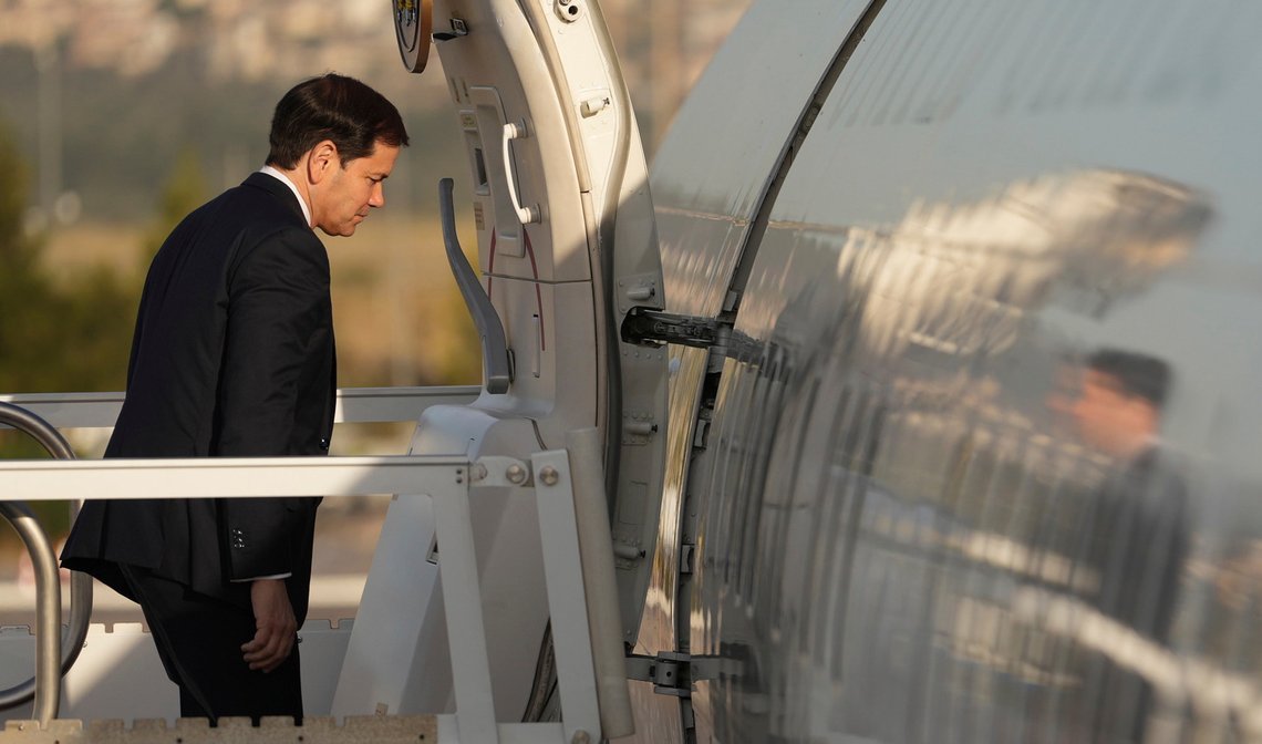 Marco Rubio går ombord i et fly i Athen etter sitt besøk i Hellas den 8. oktober 2026. Foto: Mark Schiefelbein / AP / NTB. Marco Rubio går ombord i et fly i Athen etter sitt besøk i Hellas den 8. oktober 2026. Foto: Mark Schiefelbein / AP / NTB.