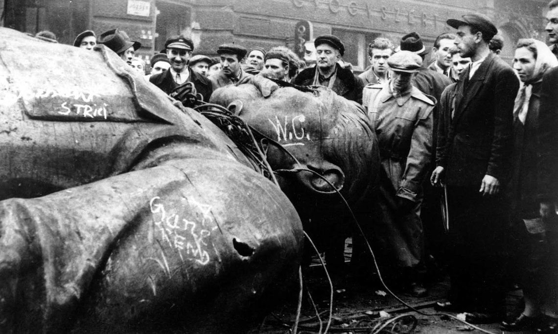 Statuen av Stalin raget 25 meter i været og var forhatt. Akkurat som med Saddam Hussein i Bagdad måtte symbolet ned. Foto: Rare Historical Photographs Statuen av Stalin raget 25 meter i været og var forhatt. Akkurat som med Saddam Hussein i Bagdad måtte symbolet ned. Foto: Rare Historical Photographs