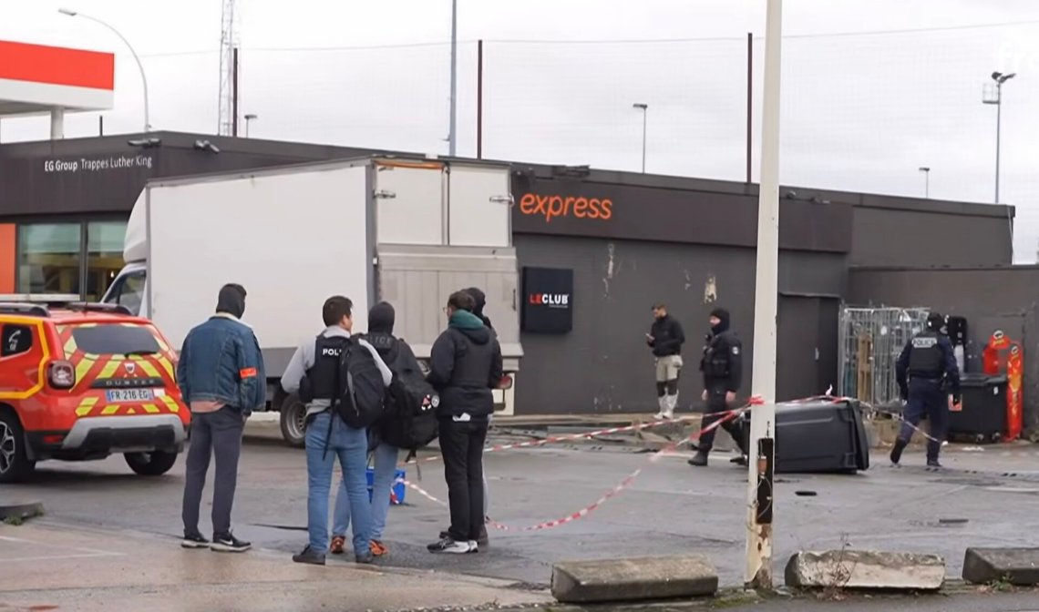 Et av åstedene for skytingen i departementet Yvelines i Frankrike den 23. oktober 2026. Stillbilde: franceinfo / YouTube. Et av åstedene for skytingen i departementet Yvelines i Frankrike den 23. oktober 2026. Stillbilde: franceinfo / YouTube.
