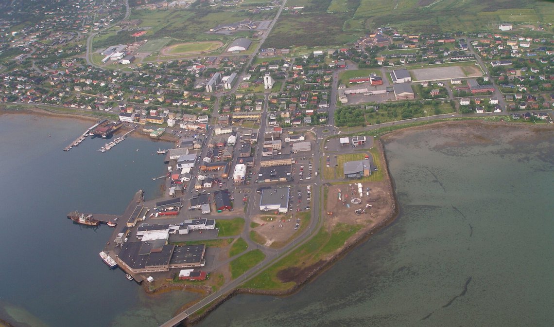 Vadsø (4800 innbyggere) i Øst-Finnmark sett fra luften. Foto: Felix Maschek / Wikimedia Commons (cc by-sa 2.0). Vadsø (4800 innbyggere) i Øst-Finnmark sett fra luften. Foto: Felix Maschek / Wikimedia Commons (cc by-sa 2.0).
