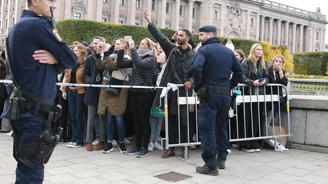 Ung arg man som skriker okvädesord till ministrarna.
Foto: Roger Sahlström Ung arg man som skriker okvädesord till ministrarna.
Foto: Roger Sahlström