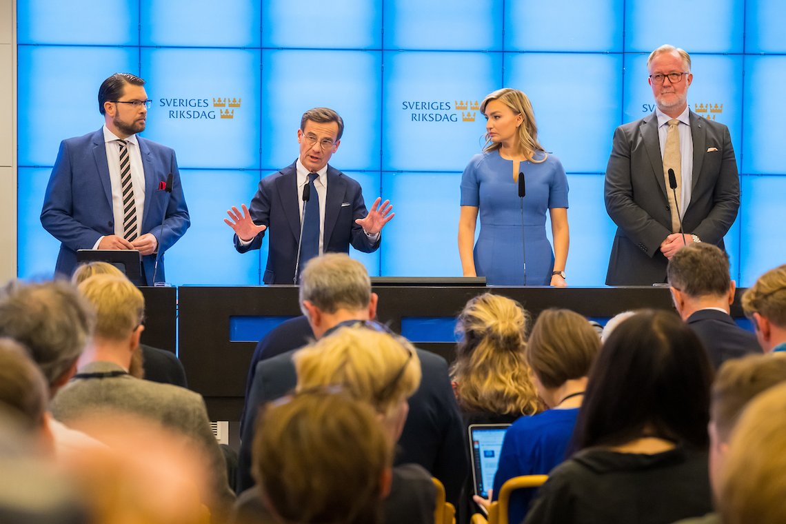Fredagen den 14 oktober, höll Jimmie Åkesson, Ulf Kristersson, Ebba Busch och Johan Pehrson gemensam pressträff i riksdagens presscenter. Där pressenterades Tidö-avtalet.
Foto: Pelle T Nilsson SPA | Swedish Press Agency Fredagen den 14 oktober, höll Jimmie Åkesson, Ulf Kristersson, Ebba Busch och Johan Pehrson gemensam pressträff i riksdagens presscenter. Där pressenterades Tidö-avtalet.
Foto: Pelle T Nilsson SPA | Swedish Press Agency