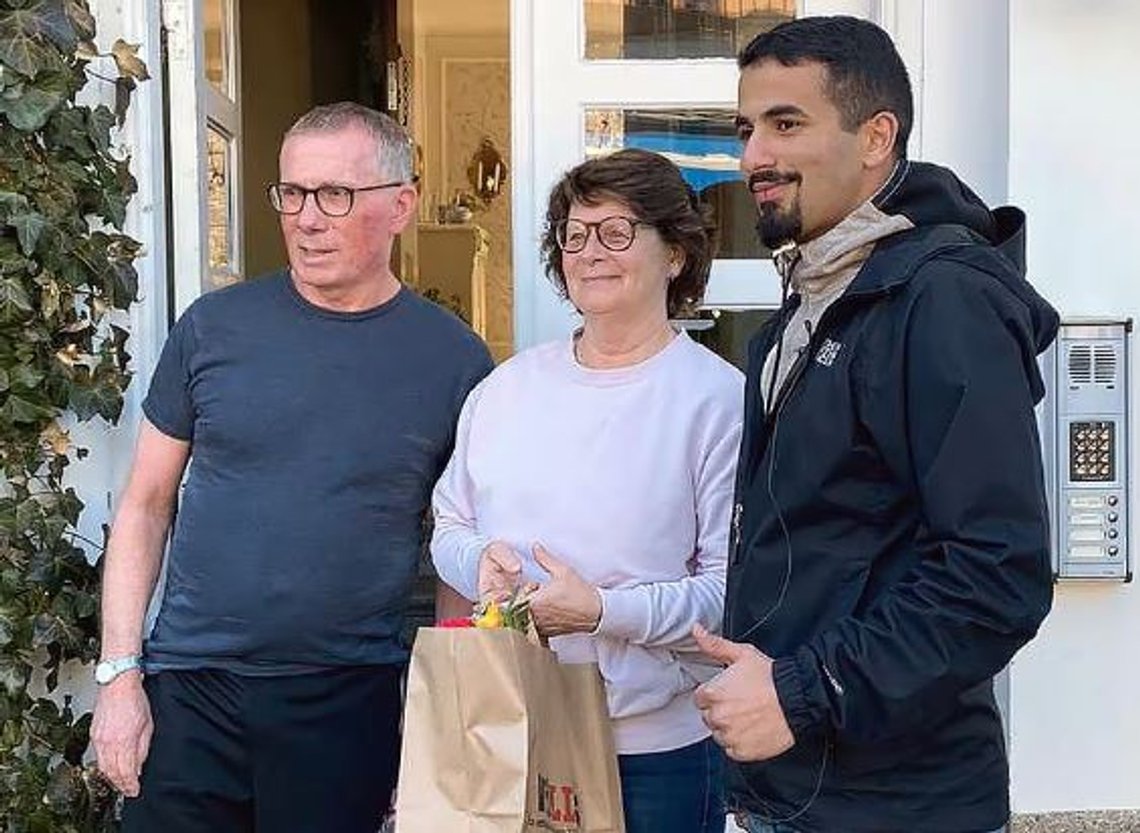 Hani Bilal Madi (till höger) delade ut blommor till boende efter korankravallerna för att visa att muslimer inte är våldsamma.
Foto: Privat Hani Bilal Madi (till höger) delade ut blommor till boende efter korankravallerna för att visa att muslimer inte är våldsamma.
Foto: Privat
