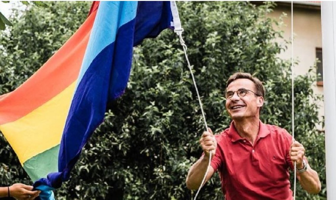 Statsminister Ulf Kristersson hissar Prideflaggan
Foto: Facebook Statsminister Ulf Kristersson hissar Prideflaggan
Foto: Facebook