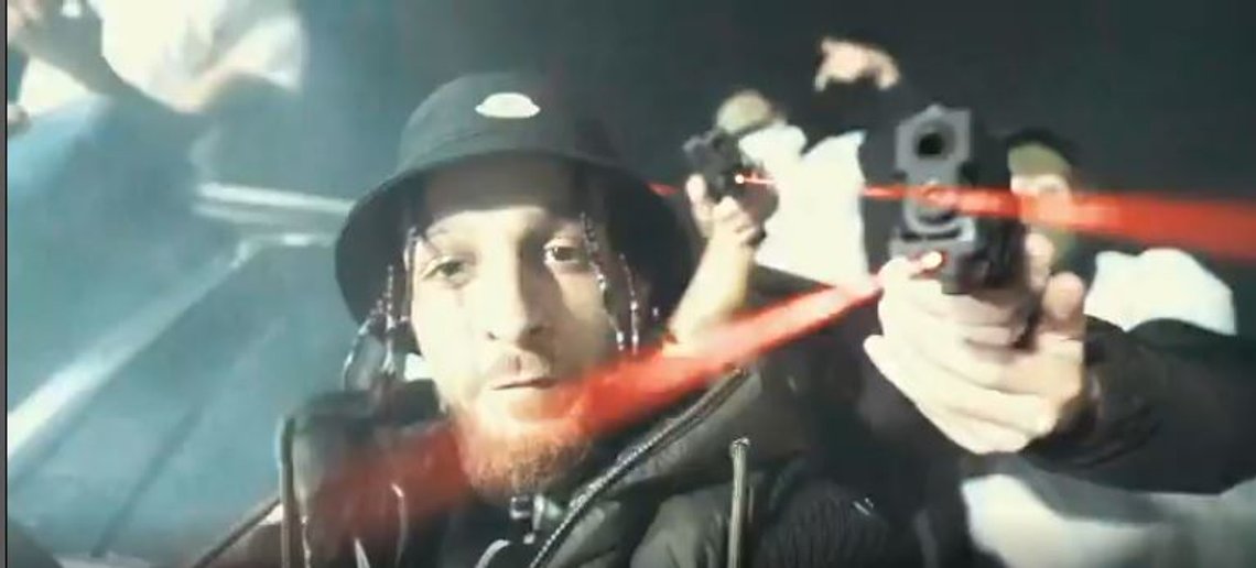 Skärmdump ur Z.E´s musikvideo röd laser. Skärmdump ur Z.E´s musikvideo röd laser.