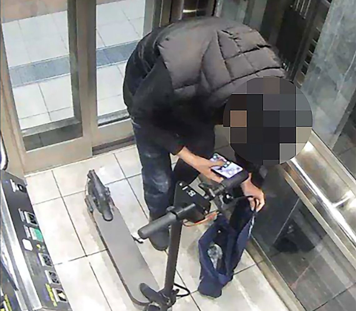 Den åtalade 15-åringen med bomben i hissen på Centralstationen. Foto: Polisens förundersökning Den åtalade 15-åringen med bomben i hissen på Centralstationen. Foto: Polisens förundersökning