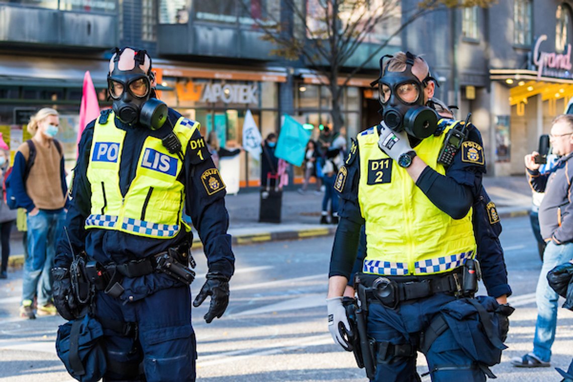 Polis med skyddsmask (c) PELLE T NILSSON/SPA Polis med skyddsmask (c) PELLE T NILSSON/SPA