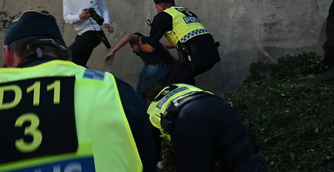 Polisen omhändertar en man som försökte kasta sten.
Foto: Roger Sahlström Polisen omhändertar en man som försökte kasta sten.
Foto: Roger Sahlström