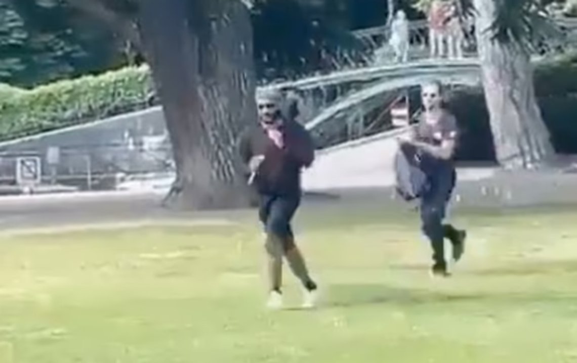 Misstänkte gärningsmannen jagas efter att han attackerat barn Misstänkte gärningsmannen jagas efter att han attackerat barn