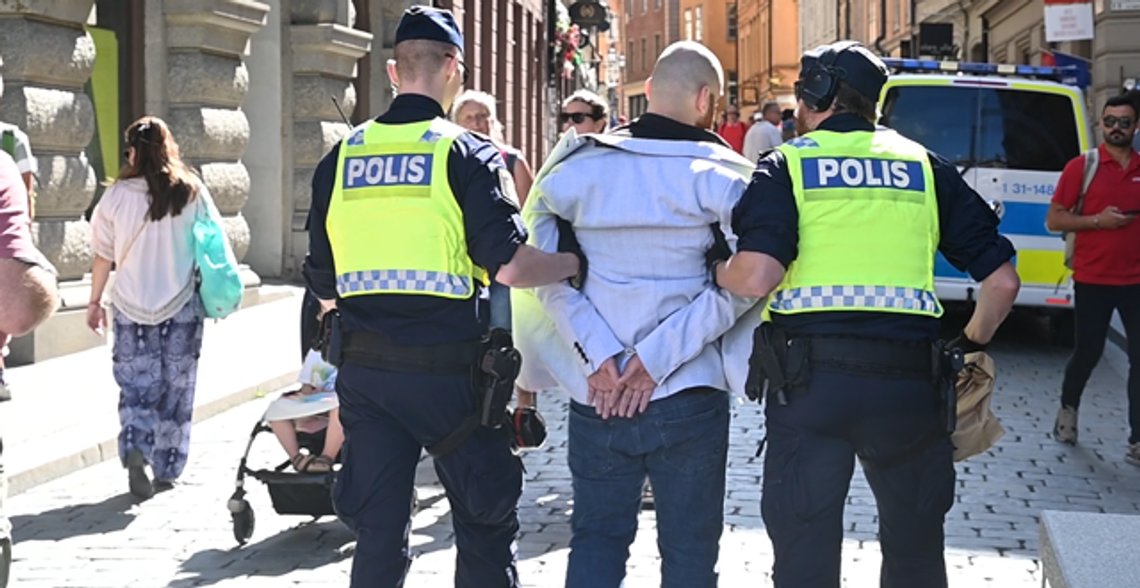 En man omhändertas och förs bort av polisen under måndagens koranbränning.
Foto: Roger Sahlström En man omhändertas och förs bort av polisen under måndagens koranbränning.
Foto: Roger Sahlström