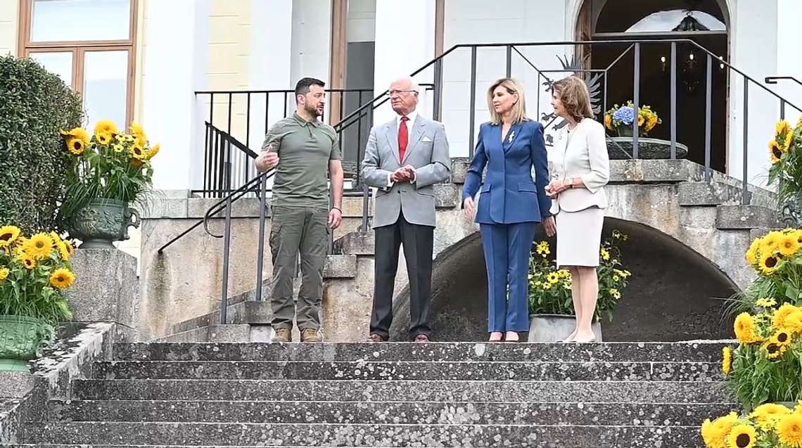 Ukrainas president Volodymyr Zelenskyj och hans hustru Olena Zelenska besöker träffar kungen och drottningen på Stenhammars slot
Foto: Roger Sahlström Ukrainas president Volodymyr Zelenskyj och hans hustru Olena Zelenska besöker träffar kungen och drottningen på Stenhammars slot
Foto: Roger Sahlström