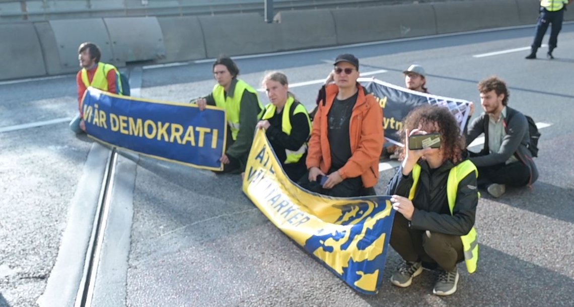Klimataktivister på centralbron i Stockholm.
Foto: Roger Sahlström Klimataktivister på centralbron i Stockholm.
Foto: Roger Sahlström