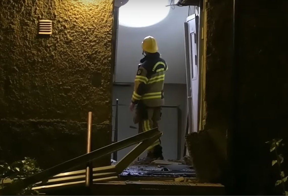 Räddningstjänst söker igenom den skadade byggnaden efter detonationen.
Foto: Roger Sahlström Räddningstjänst söker igenom den skadade byggnaden efter detonationen.
Foto: Roger Sahlström