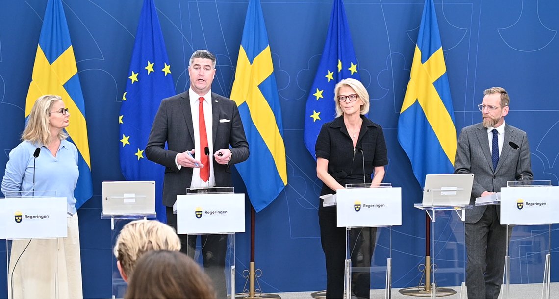 Skolminister Lotta Edholm (L), Sverigedemokraternas ekonomisk-politiska talesperson Oscar Sjöstedt (SD), finansminister Elisabeth Svantesson (M), socialminister Jakob Forssmed (KD) håller pressträff för att presentera en nyhet i den kommande höstbudgeten. Foto :Roger Sahlström Skolminister Lotta Edholm (L), Sverigedemokraternas ekonomisk-politiska talesperson Oscar Sjöstedt (SD), finansminister Elisabeth Svantesson (M), socialminister Jakob Forssmed (KD) håller pressträff för att presentera en nyhet i den kommande höstbudgeten. Foto :Roger Sahlström