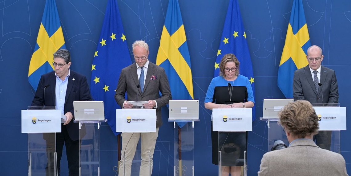 Mauricio Rojas (L), Ludvig Asplind (SD), Maria Malmer Stenergard (M) och Ingemar Kihlström (KD) på torsdagens pressträff.
Foto: Roger Sahlström Mauricio Rojas (L), Ludvig Asplind (SD), Maria Malmer Stenergard (M) och Ingemar Kihlström (KD) på torsdagens pressträff.
Foto: Roger Sahlström