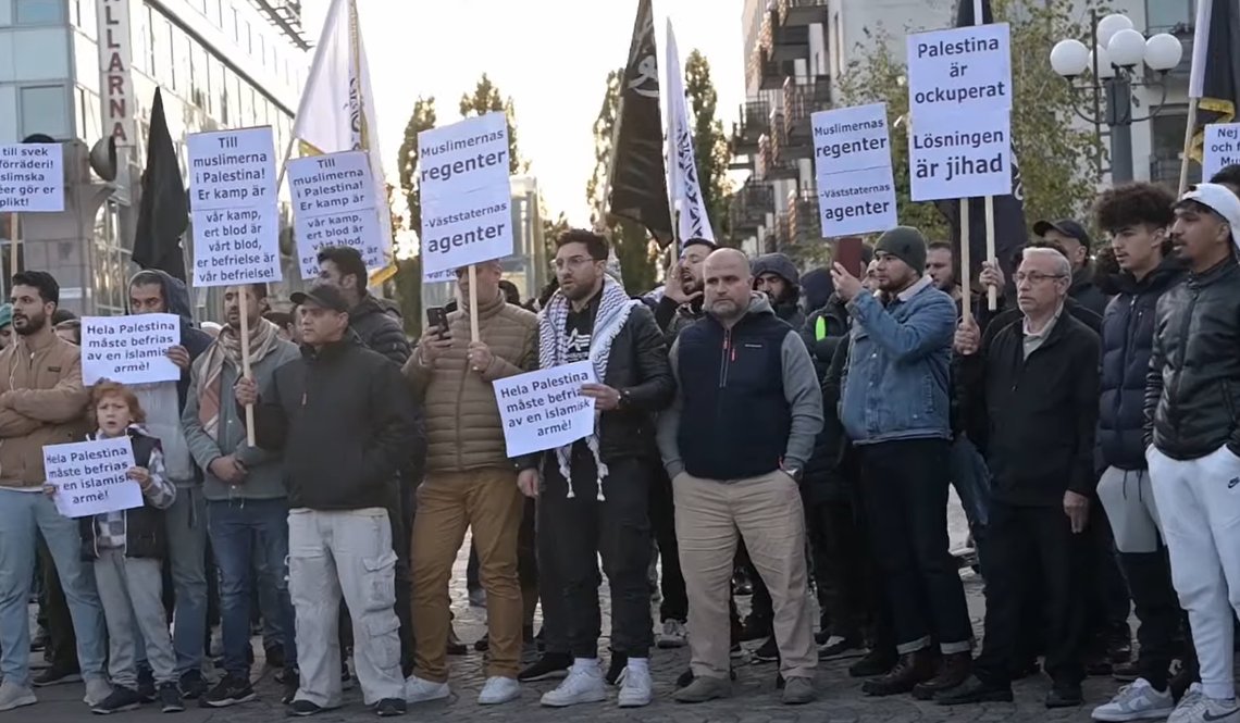Hizb ut-Tahrir demonstrerar mot judarna och hyllar Hamas på Medborgarplatsen i Stockholm.
Foto: Roger Sahlström Hizb ut-Tahrir demonstrerar mot judarna och hyllar Hamas på Medborgarplatsen i Stockholm.
Foto: Roger Sahlström